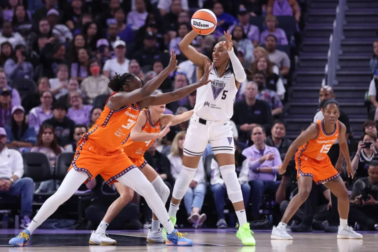 WNBA_Sun_Valkyries_Basketball_12042-1